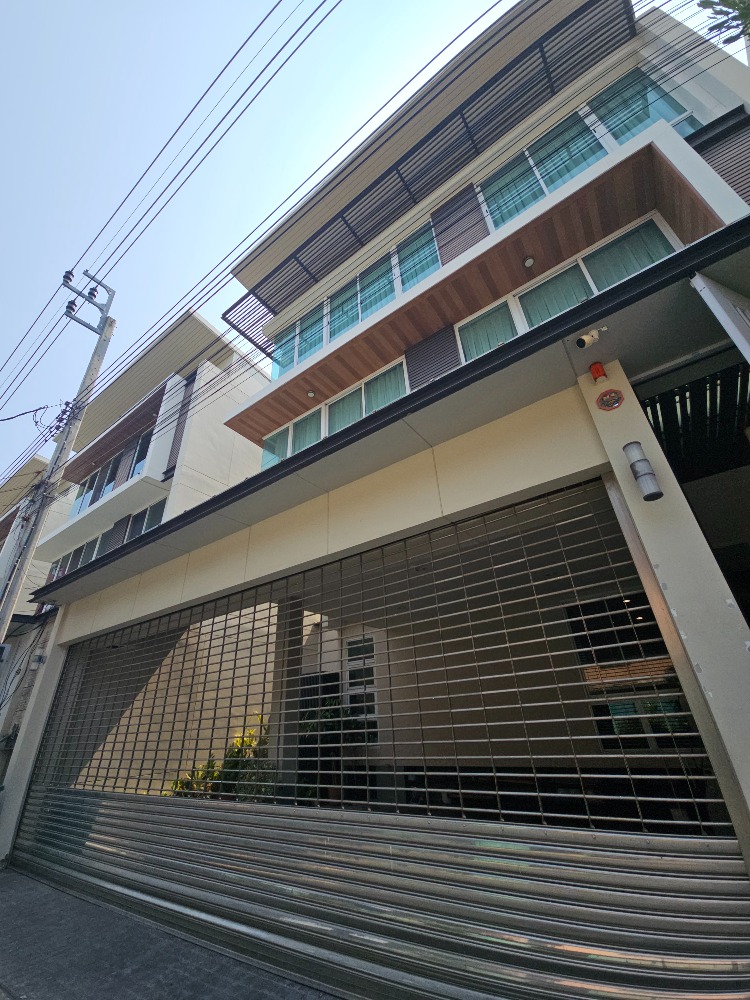 For SaleHouseSapankwai,Jatujak : 3-storey detached house for sale near BTS Saphan Khwai, private swimming pool. Built-in, ready to move in, 5 bedrooms, 5 bathrooms, parking for 3 cars, only 31.9 million baht.