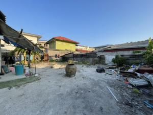 For SaleLandSamut Prakan,Samrong : 🔥 Land and house for sale urgently 📣 Selling cheap 🏘️ Soi Dan Samrong 10, Samut Prakan Province 💰 Selling for 3,500,000, size 60 sq m.💰