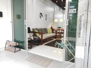 For RentTownhouseWongwianyai, Charoennakor : Townhouse, fully furnished, ready to move in, 2 floors, 2 bedrooms, 1 bathroom, 4 minutes walk to BTS Krung Thonburi 🚈 (accepts pets, 1 cat, no dogs)