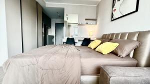 For RentCondoOnnut, Udomsuk : For rent Ideo Sukhumvit 93 Condo, Studio Room, 25th floor, open city view, next to Bang Chak BTS station, new room, fully furnished, very clean.