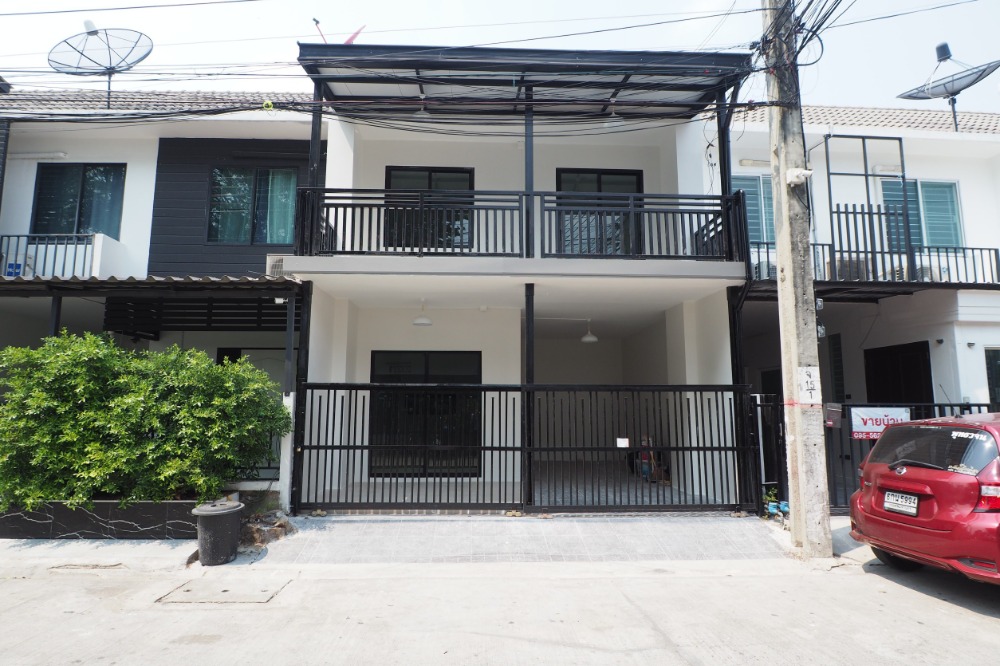 For SaleTownhouseKaset Nawamin,Ladplakao : Townhome for sale Areeya Color 1 Lat Pla Khao Kaset Nawamin (Areeya The Color 1 Lat Pla Khao) opposite the project garden. Newly decorated throughout.