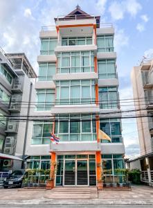 For RentOfficeYothinpattana,CDC : 👉Rent/sell below appraised price, 5-story office building with elevator, next to Ramintra Expressway, near the BTS, near Huamum Market. Prime location in the new business district