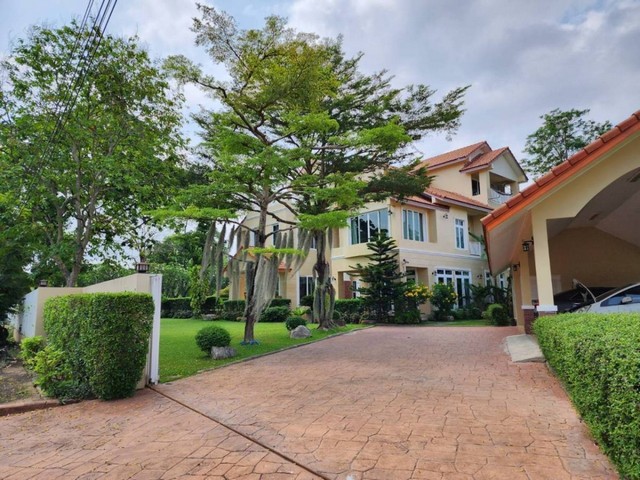 For RentHouseSamut Prakan,Samrong : HR1620 Single house for rent, area 1 rai, Lakewood Golf and Country Club Village, Bangna-Trad Km. 18, beautiful garden, shady surrounding the house, nice to live in.