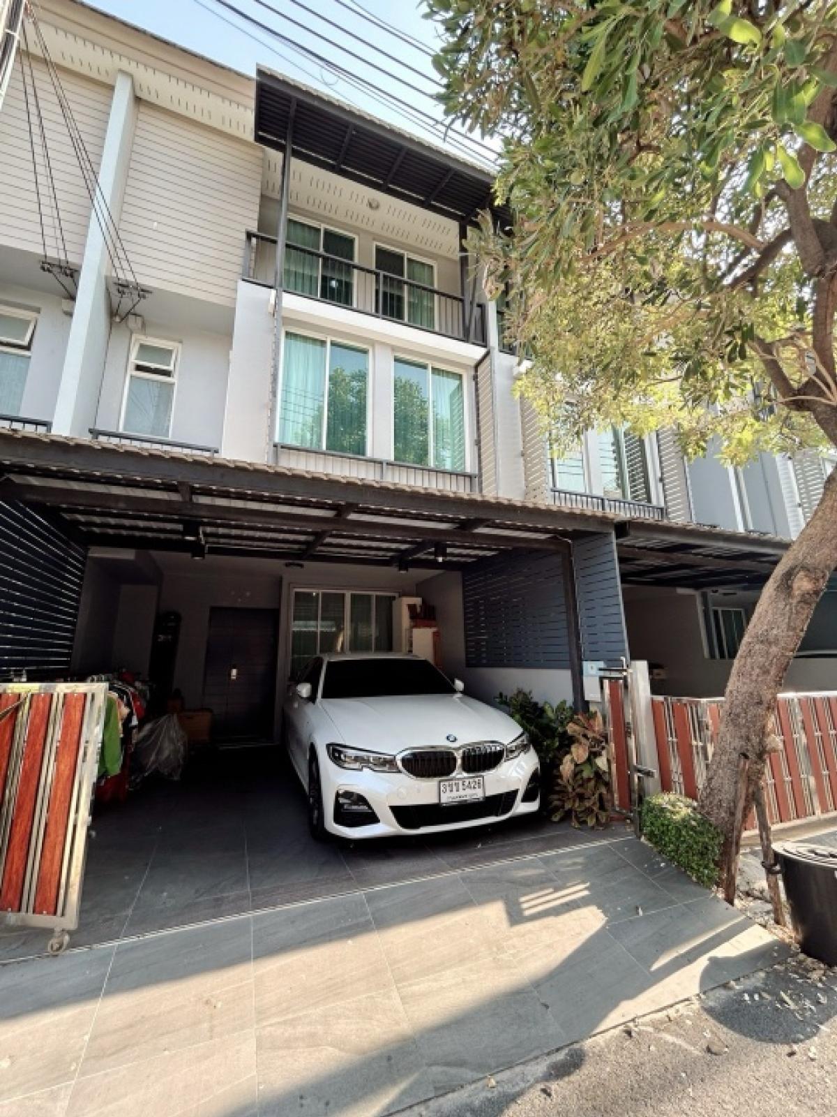 For SaleTownhouseKaset Nawamin,Ladplakao : For sale/rent Areeya Daily Townhome, 3 floors, house in very beautiful condition with good built-in furniture, electric fence.