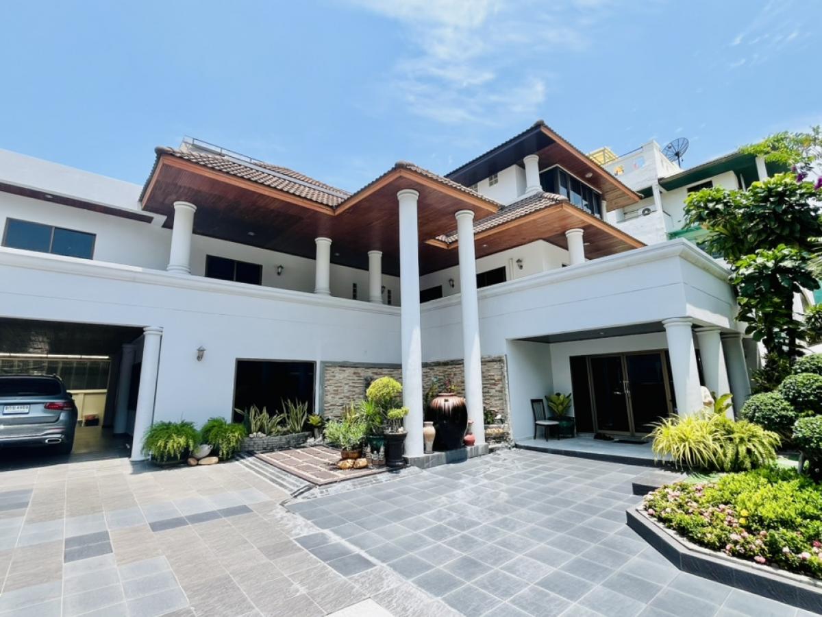 For SaleHouseYothinpattana,CDC : Single house for sale, 123 sq m, Sriwara Town in Town. Urgent, Ramintra, parking for 5-8 cars, near SISB, Wang Thonglang, very beautiful house, selling cheap.