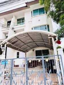 For RentTownhouseKasetsart, Ratchayothin : Townhouse 3floors 3bedrooms 3bathrooms can register a company and pet friendly at Soi Phahonyothin48