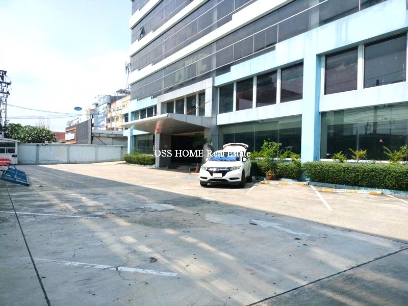 For RentShowroomPattanakan, Srinakarin : Showroom, office for rent, 1st floor, next to the road in Srinakarin area. With air conditioning and parking. Suitable for a showroom or office, close to the Yellow Line, employees can travel by train to work.