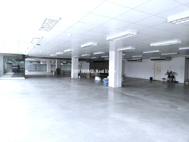 For RentShowroomPattanakan, Srinakarin : Showroom, office for rent, 1st floor, next to the road in Srinakarin area. With air conditioning and parking. Suitable for a showroom or office, close to the Yellow Line, employees can travel by train to work.