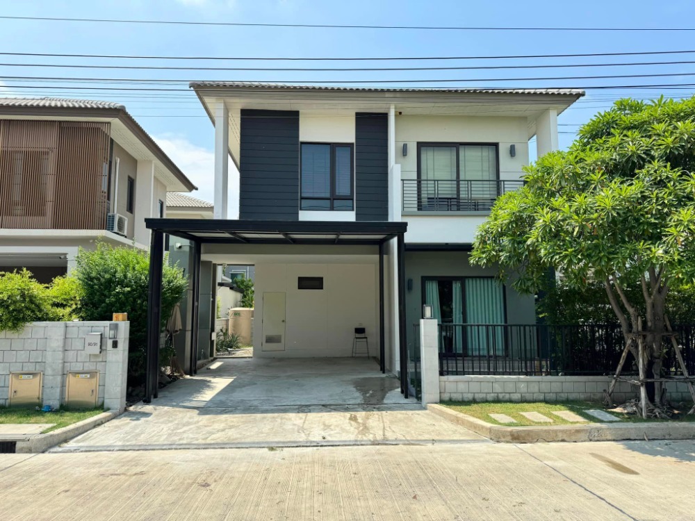 For RentHouseBangna, Bearing, Lasalle : 2-storey detached house for rent, Centro Bangna project, km. 7, complete with furniture/electrical appliances, garden area and lawn in front of the house. There is a rock garden next to the house.