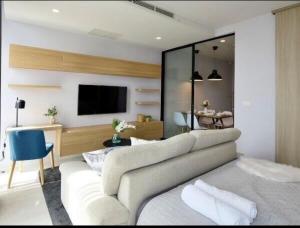 For RentCondoWitthayu, Chidlom, Langsuan, Ploenchit : For rent: Noble Ploenchit, luxury condo, high floor, skywalk, connected to BTS Ploenchit 
 1 bedroom, 1 bathroom, 52 square meters