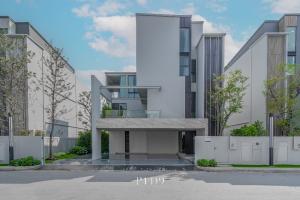 For RentHousePattanakan, Srinakarin : [🔥For Rent🔥] 3-story luxury house, VIVE 2 Krungthep Kreetha Project** Beautiful house, Modern Luxury, ready to move in, good location in the heart of the city.
