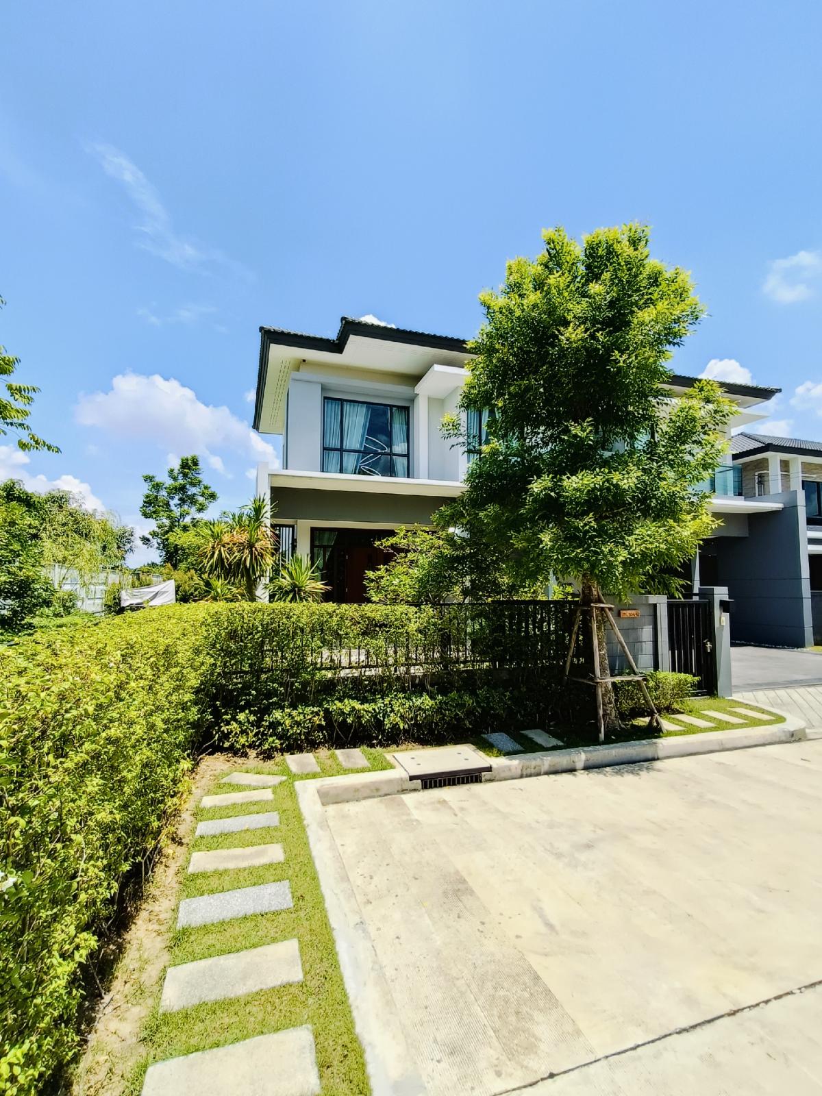 For SaleHousePhutthamonthon, Salaya : 📣 For sale 📣 Large house on the edge of the house. With lawn Decorated in luxury style Ready in front of the house facing north There is no electric pole in front of the house.