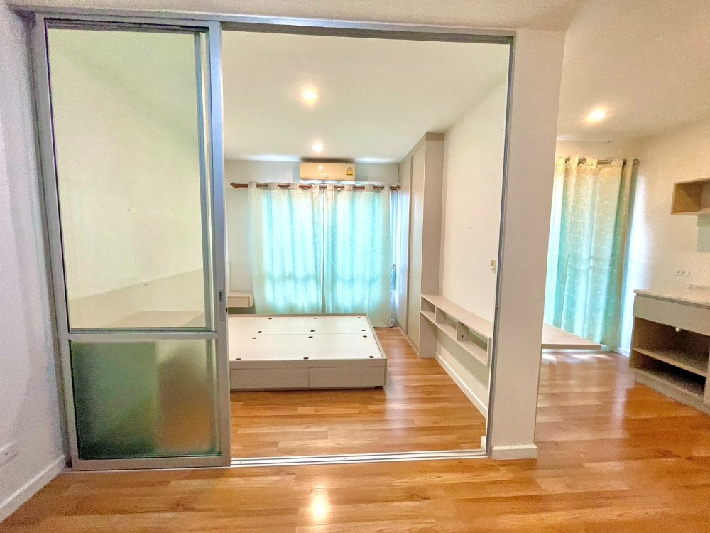 For SaleCondoLadkrabang, Suwannaphum Airport : For sale!!**V Condo Lat Krabang, can buy to live in yourself. Its worth renting out. Guaranteed 6,500/mo. #In front of Lat Krabang Industrial Estate. #Near Chao Khun Thahan Ladkrabang Technology, Code 35