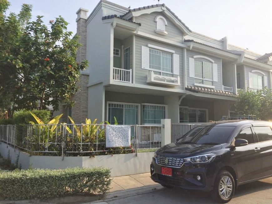 For SaleHouseSamut Prakan,Samrong : For inquiries, call 081-828-8758, price adjusted, special discount, 2-story townhome, Villaggio Bangna project, near ABAC Bangna, area 31.8 sq m, 2 bedrooms, 3 bathrooms, corner unit, with furniture.