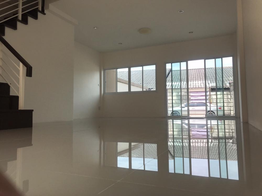 For SaleTownhousePattaya, Bangsaen, Chonburi : Selling a new townhome, quality, 1 hand, 5.2 m wide, the price is cheap.