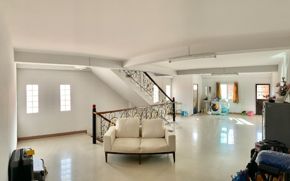 For SaleShophousePathum Thani,Rangsit, Thammasat : 3-storey commercial building for sale, corner room, 7 meters wide, east , across from the market, Lam Luk Ka Khlong 4