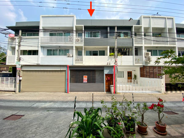 For SaleTownhouseRatchadapisek, Huaikwang, Suttisan : Urgent sale, townhome, near MRT, size 3 floors, 23 sq.wa., 3 bedrooms, 4 bathrooms, 400 m. from the entrance of Soi Ratchada 19