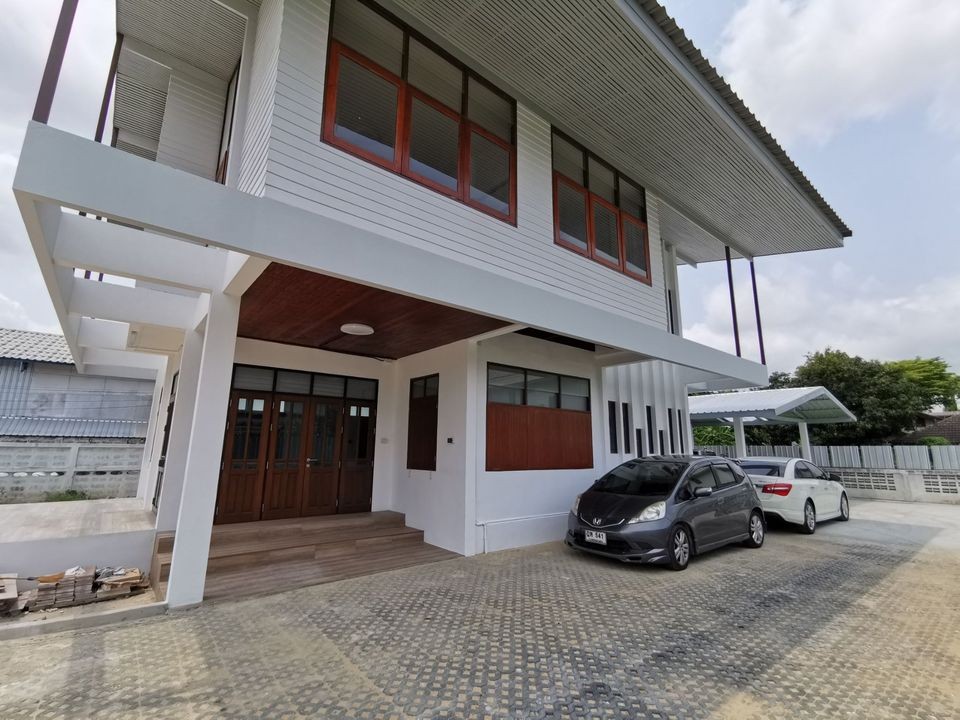 For RentHouseBangna, Bearing, Lasalle : 2-storey detached house for rent in the 80s, 196 sq m., suitable for restaurants, liquor stores, studios, cafes, can raise animals Near BTS Bearing, Bearing Area, Samut Prakan, Lasalle, Bangna