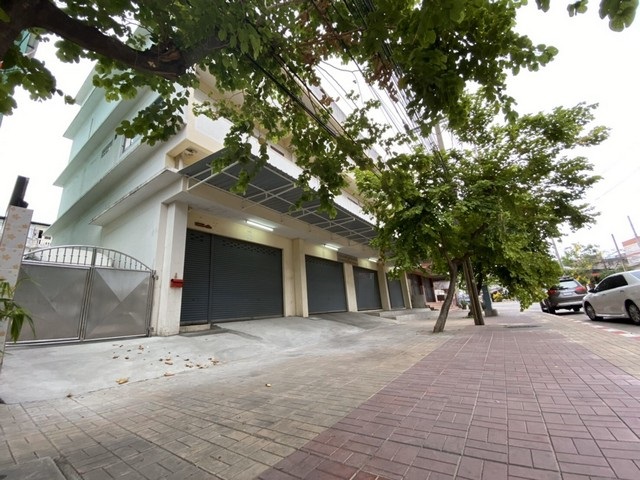 For RentShophouseRama 2, Bang Khun Thian : Commercial building for rent, 4 booths on the roadside in Rama 2 area, near the expressway with 3 phase electricity.