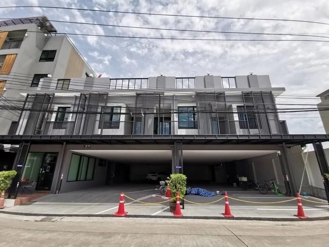 For RentShophouseChokchai 4, Ladprao 71, Ladprao 48, : 3-storey home office for rent in Nakniwas area, Ladprao 71, near the express line near Central East Ville Suitable for office space, parking for 12 cars