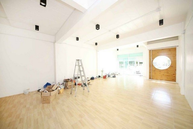 For RentShophouseChokchai 4, Ladprao 71, Ladprao 48, : Rent 5-storey commercial building on the road in the Town in Town area, suitable for spa, beauty clinic and office.