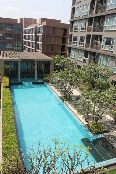 For RentCondoWongwianyai, Charoennakor : Super cosy and Fully furnished 2 bedrooms and bathrooms. 3 mins from BTS Corner room with pool view, 100% teak floor and washing machine in the room