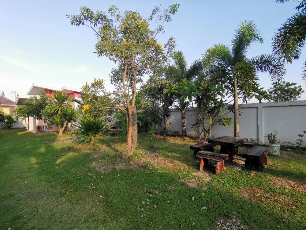 For SaleHouseHua Hin, Prachuap Khiri Khan, Pran Buri : For sale/long term lease Wide area, 4 rooms, next to the road, with 5 houses, Pranburi District, very good location, ready to do business
