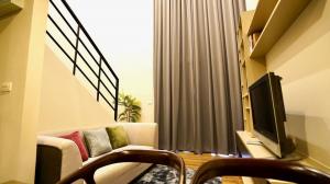 For RentCondoSapankwai,Jatujak : +++Urgent rent+++ ONYX Phaholyothin 1 bedroom Duplex 43.5 sq m. Fully furnished.