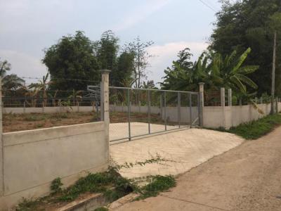 For RentLandRoi Et : Beautiful vacant land for long-term rent with good environment and easy access.
The land is surrounded by concrete piles equipped with  barbed wire and having 2 gates for 6 meters entrance. The plot size is 274 square wah (1wah is equivalent to 4 meters) 