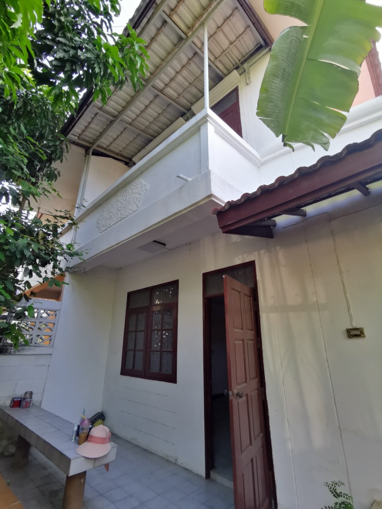 For SaleHousePathum Thani,Rangsit, Thammasat : Townhouse for sale, twin houses (right) near Sai Mai temple. The village is close to the market, the relationship is wide, the garden is large, easy to add decorations.