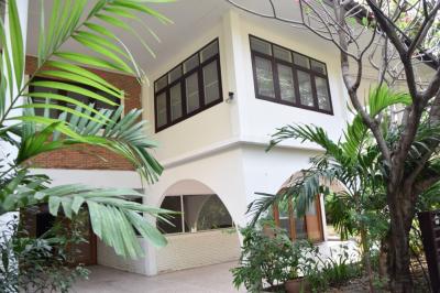 For RentHouseRama9, Petchburi, RCA : 2-storey house for rent, 4 bedrooms, 4 bathrooms, Rama 9 area.