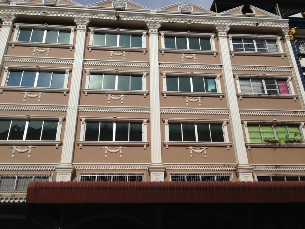 For RentShophouseMin Buri, Romklao : For rent, commercial building, 4 floors, 1/2, rent 9,500 baht/month, Soi Suwinthawong 31, behind Thai Marine School, Lam Phak Chi Intersection. Suwitawong Road, contact Khun Noi 089-159-5914