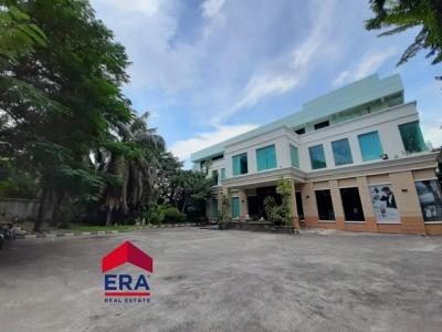 For SaleLandThaphra, Talat Phlu, Wutthakat : Land for sale on Ratchadaphisek Road, Tha Phra, Thonburi District, area 2-2-14 rai, with office buildings. factory with warehouse can build a condo near BTS Talat Phlu