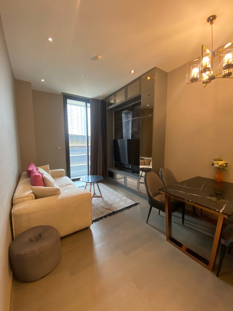 For RentCondoRama9, Petchburi, RCA : +++Urgent rent+++ THE ESSE at SINGHA COMPLEX, very beautiful room ** 2 bedrooms, size 80 sq m, Garden view, Fully Furnished, just carry one bag and move in.