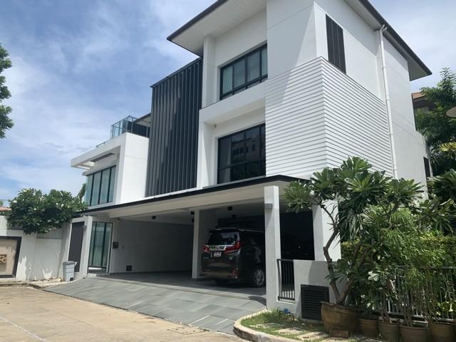 For RentHouseYothinpattana,CDC : 3 storey detached house for rent near The Nine Rama 9 with private swimming pool. Fully furnished