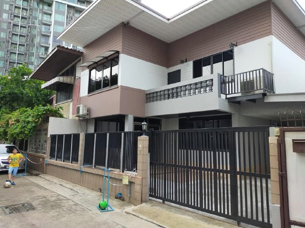 For RentHouseSukhumvit, Asoke, Thonglor : 2 storey detached house for rent, newly decorated, loft style, near BTS Ekkamai, good location in the heart of the city, in and out of Soi Sukhumvit 65, Thonglor, Soi Pridi Banomyong New Petchburi, Rama 9, along Ramintra Express, Phatthanakan