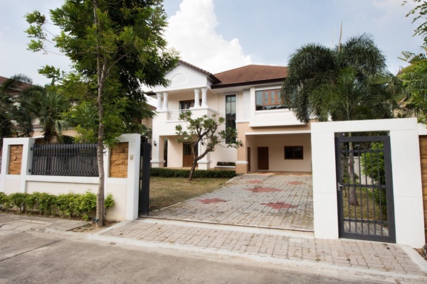 For RentHouseYothinpattana,CDC : Classic luxury house for rent, Le Casa Project, Soi Yothin Phatthana 3, near Ramindra Expressway, entering Lat Phrao, Rama 9, Sukhumvit, Ekkamai, Ratchadaphisek Road. Kaset Nawamin