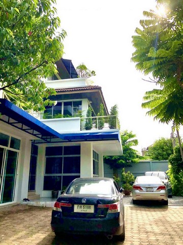 For RentHouseSapankwai,Jatujak : 3-storey detached house for rent in Saphan Kwai area Near BTS Saphan Kwai Fully furnished south facing house