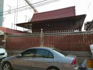 For SaleHousePinklao, Charansanitwong : Urgent sale. Thai style wooden house, 2 floors, balcony, located in Charan 65, area 52 sq m. Only 7 million baht, near Tang Hua Seng, Pinklao and BTS.