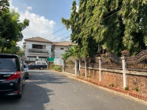 For SaleLandRatchadapisek, Huaikwang, Suttisan : Sell / rent land with 2 houses on an area of 178.6 sq m, Soi Wattana Niwet 4, intersection 3, Ladprao 48, Huai Khwang