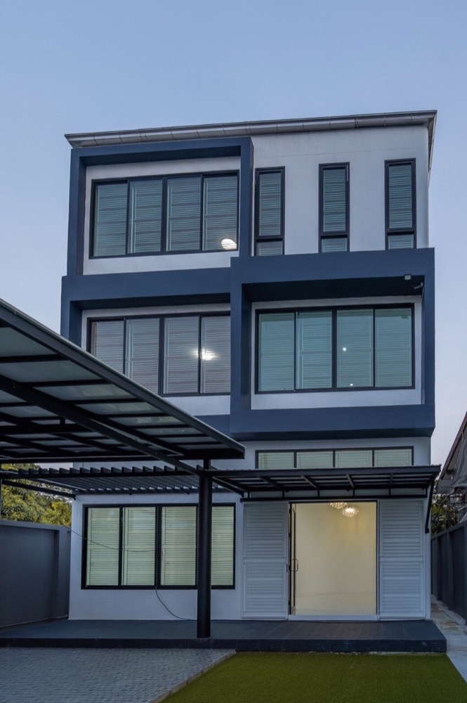 For SaleHome OfficeKasetsart, Ratchayothin : Home office for sale, 3 and a half floors, 224 sq m. on an area of 53 sq wa, located on Phaholyothin Road 35 Intersection 19.