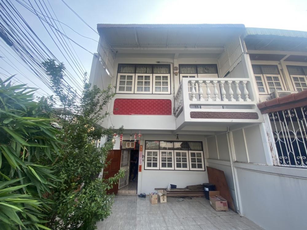 For RentTownhousePinklao, Charansanitwong : **Available**Townhouse for rent, corner of Soi Borom 4, lots of area.