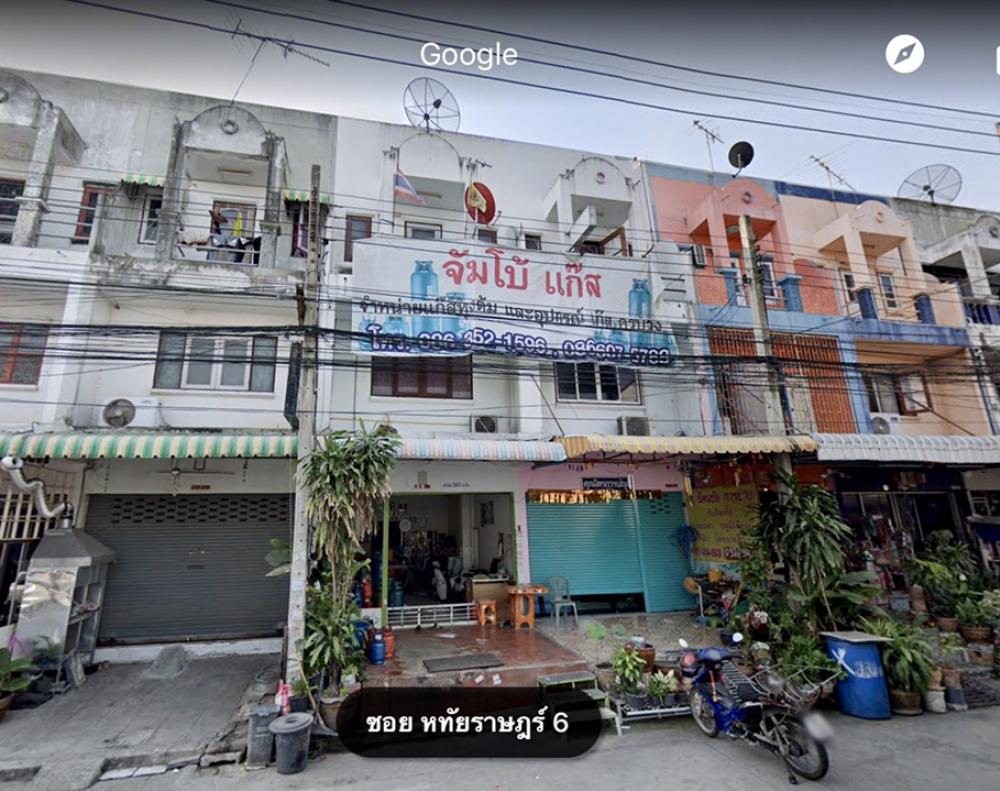 For SaleShophouseNawamin, Ramindra : Commercial building for sale, Hathairat 6, with rights to build a gas shop. Good income, good location, 2 units to choose from.