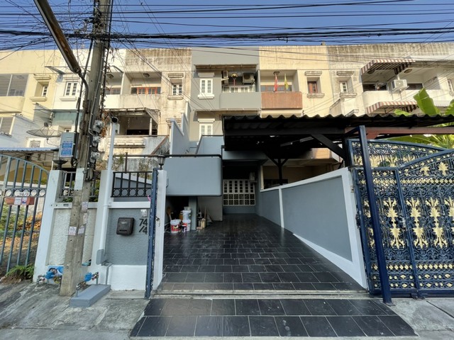 For RentTownhouseRatchadapisek, Huaikwang, Suttisan : RT512 Townhome for rent, 3.5 floors, 4 bedrooms, 4 bathrooms, can register any office near MRT Sutthisan.