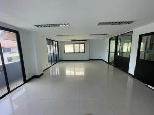 For RentOfficeRatchadapisek, Huaikwang, Suttisan : J004 for rent! 4-storey office, usable area 400+, air conditioners in the back, more than 5 parking spaces