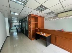 For RentOfficeRatchadapisek, Huaikwang, Suttisan : express! Office for rent Ratchada - Meng Chai - Pracha Uthit, affordable, convenient transportation (095-929-5613)