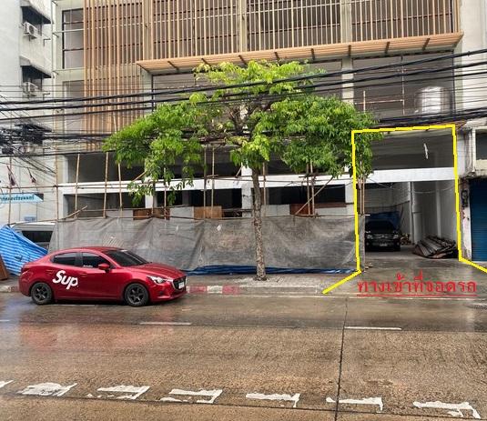 For RentShophouseRama3 (Riverside),Satupadit : Commercial building for rent, 4 booths, parking behind the building, in Sathorn, Rama 3, Rama 4, next to Rama 3 Road, newly renovated, suitable for showrooms, offices, warehouses, ready to move in in April.