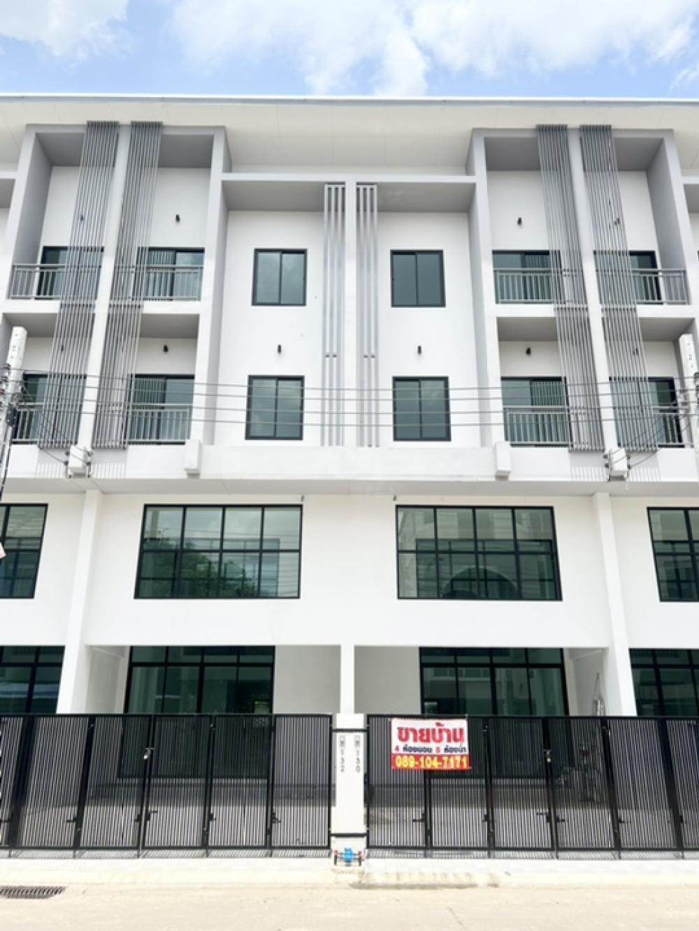 For SaleTownhouseKaset Nawamin,Ladplakao : Selling a new townhome, 3 and a half floors, Soi Nawamin 42 / Prasert Manukit 48
