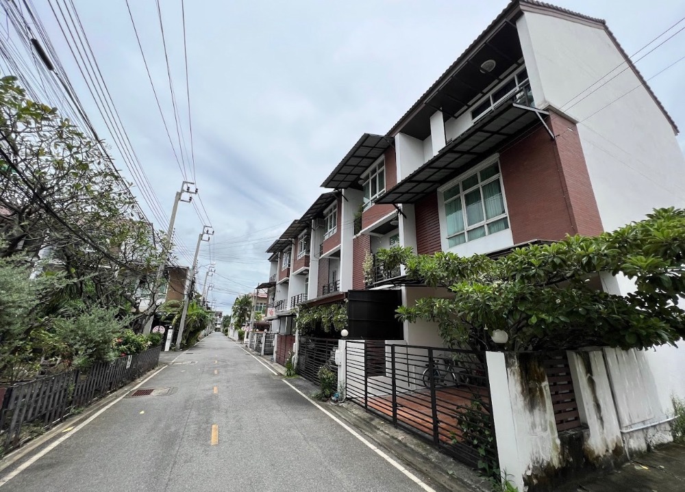 For RentTownhouseChaengwatana, Muangthong : Townhome with width 5 meters and 3 bedrooms, 3 bathrooms, fully furnished with air conditioner behind Central Chaengwattana ready to move in