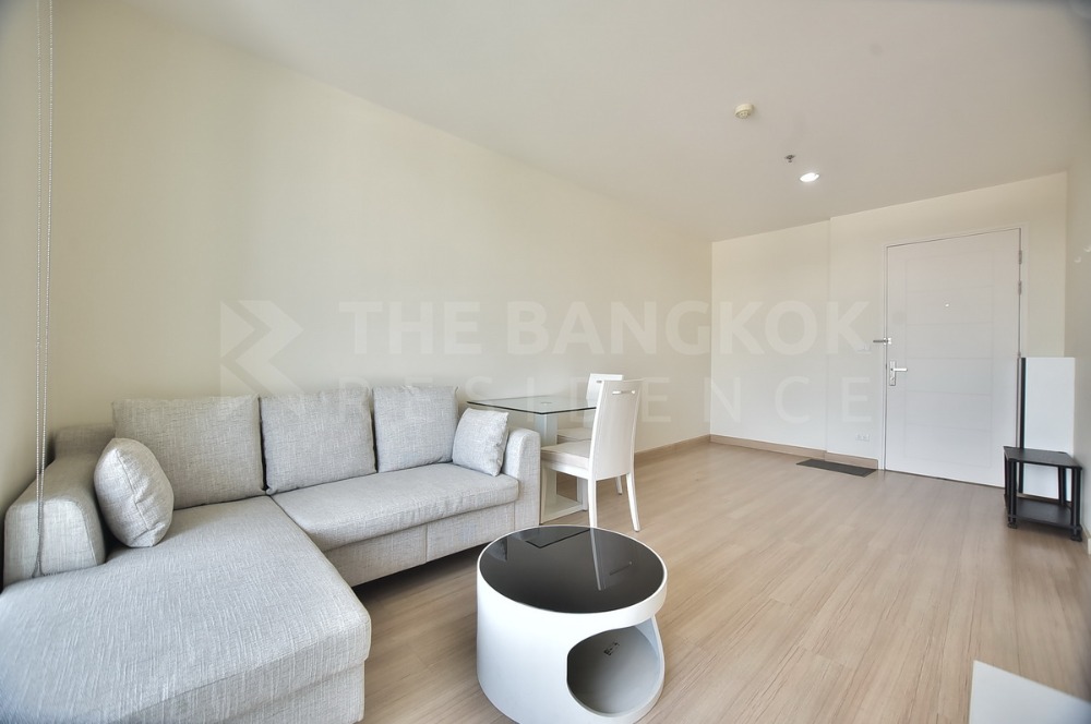 For SaleCondoลาดพร้าว เซ็นทรัลลาดพร้าว : ขายด่วน Life@Ladprao 18  	1 Bed 1 bath 	45 sqm เพียง	4,100,000 ห้องพร้อมเฟอนิเจอร์ ห้องสวย ห้องรองมุม ถูกมาก ยังใหม่ ไม่เคยปล่อยเช่าและอยู่มาน้อมาก ห้องสวย กว้าง